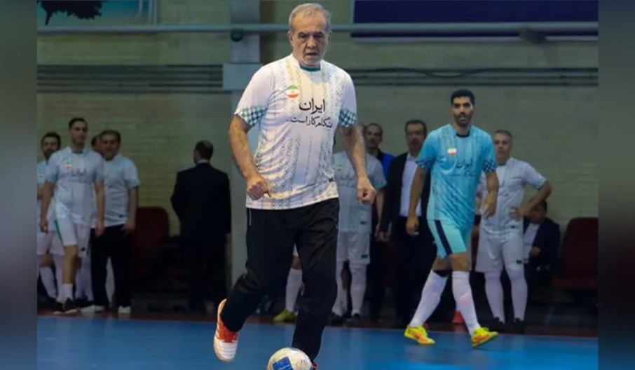 Pezeşkian futbol oynadı – VİDEO Pezeşkian futbol oynadı – VİDEO
