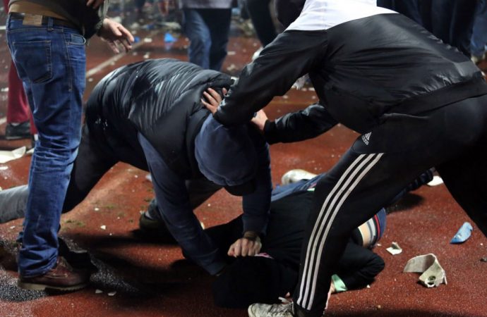 Gəncədə kütləvi dava: 3 nəfər bıçaqlandı Gəncədə kütləvi dava: 3 nəfər bıçaqlandı
