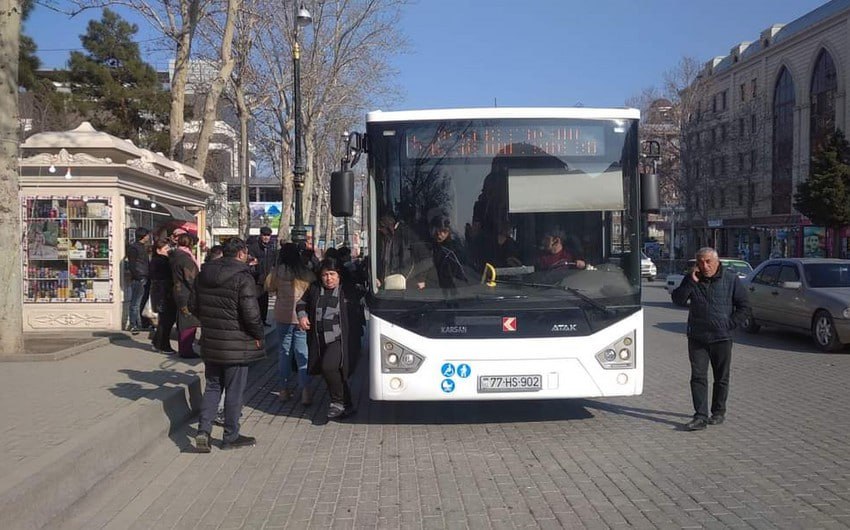 Avtobusdan düşmək istəyən 3 qadın yıxılaraq xəsarət aldı