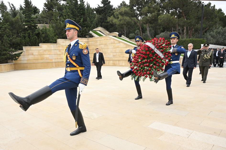 İran Prezidenti Şəhidlər xiyabanını ZİYARƏT ETDİ - FOTO İran Prezidenti Şəhidlər xiyabanını ZİYARƏT ETDİ - FOTO
