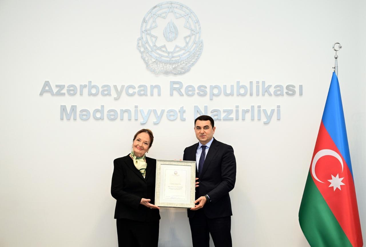 Şəfiqə Məmmədova ilə görüş keçirildi, ona Fəxri fərman təqdim edildi - FOTO