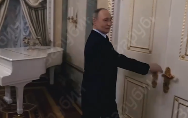 Putin ilk dəfə Kremldəki mənzilini göstərdi – VİDEO