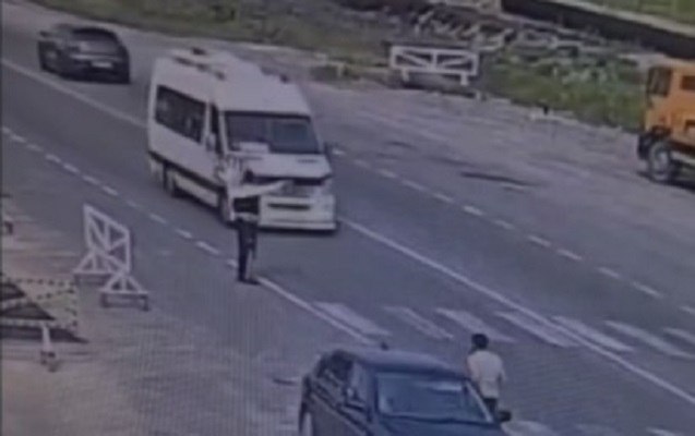 Sərxoş mikroavtobus sürücüsü həbs olundu – VİDEO Sərxoş mikroavtobus sürücüsü həbs olundu – VİDEO