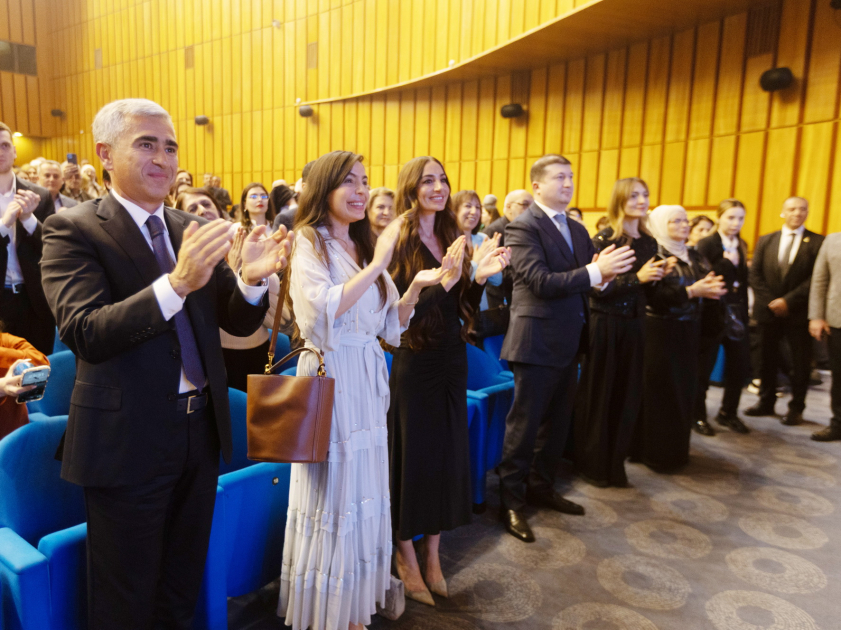 Leyla və Arzu Əliyevalar “Yalnız mədəniyyət” adlı musiqili-bədii gecədə - FOTO Leyla və Arzu Əliyevalar “Yalnız mədəniyyət” adlı musiqili-bədii gecədə - FOTO