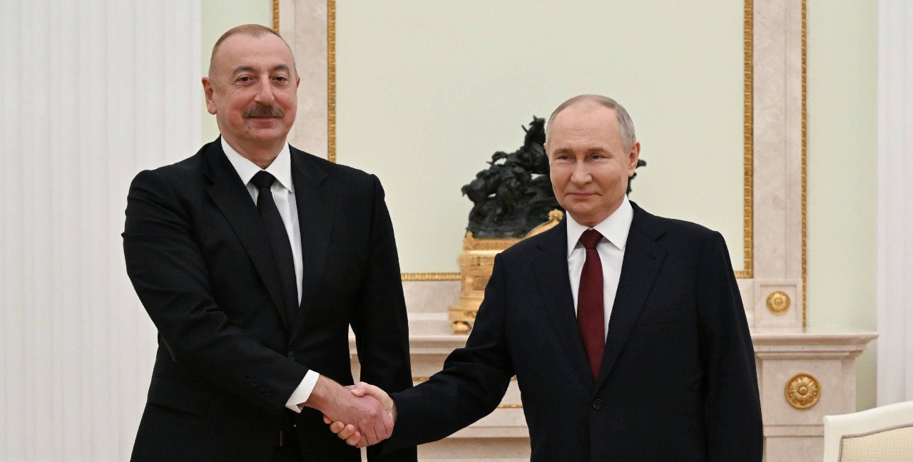 Vladimir Putin İlham Əliyevi TƏBRİK ETDİ