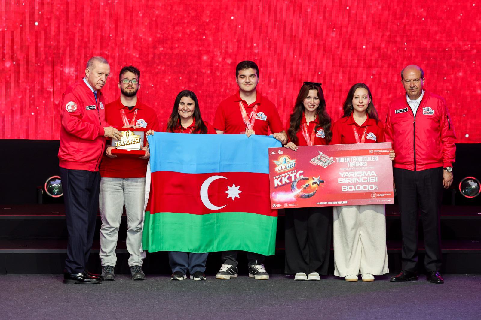 Ərdoğan Bakı Ali Neft Məktəbinin tələbərinə mükafat verdi - Texnofest 2025-FOTO/VİDEO