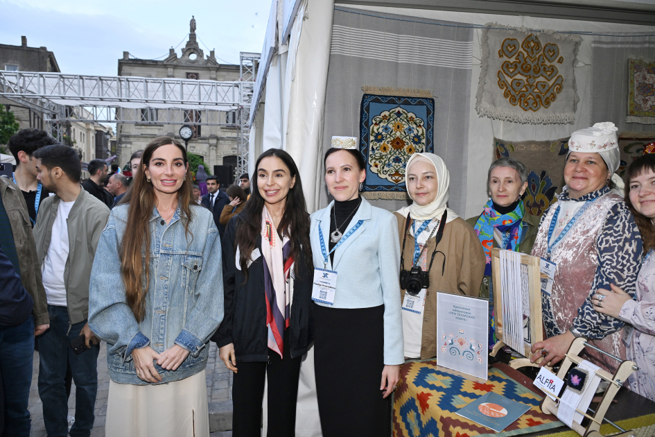 Leyla Əliyeva və Arzu Əliyeva Beynəlxalq Xalça Festivalını ziyarət ediblər - FOTO Leyla Əliyeva və Arzu Əliyeva Beynəlxalq Xalça Festivalını ziyarət ediblər - FOTO