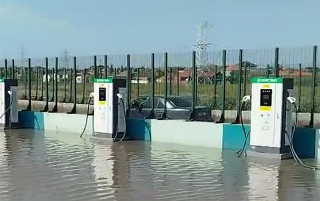 Elektrikdoldurma məntəqəsini su basdı, sürücülər çarəsiz qaldı – VİDEO