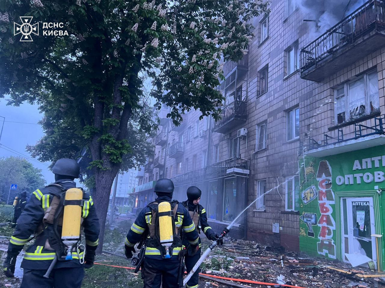 Rusiya Kiyevi ballistik raketlə vurdu: 2 ölü, 5 yaralı var – FOTO