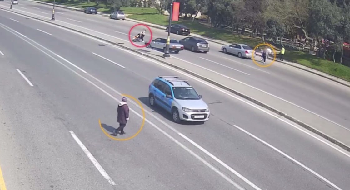 “8 Noyabr”da DƏHŞƏTLİ QƏZA – Ana və iki övladını maşın VURDU – ANBAAN VİDEO “8 Noyabr”da DƏHŞƏTLİ QƏZA – Ana və iki övladını maşın VURDU – ANBAAN VİDEO