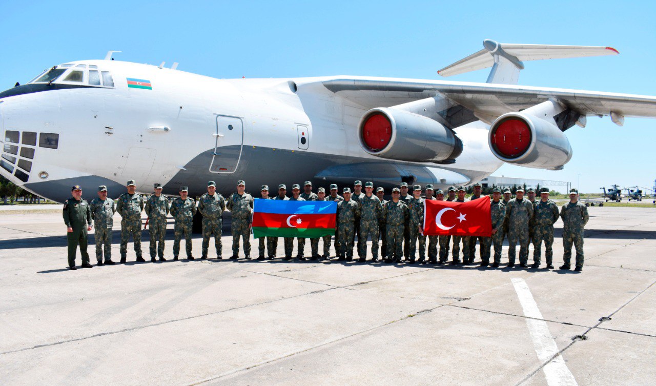 Hərbi qulluqçularımız Türkiyəyə YOLA DÜŞDÜLƏR - FOTO/VİDEO Hərbi qulluqçularımız Türkiyəyə YOLA DÜŞDÜLƏR - FOTO/VİDEO
