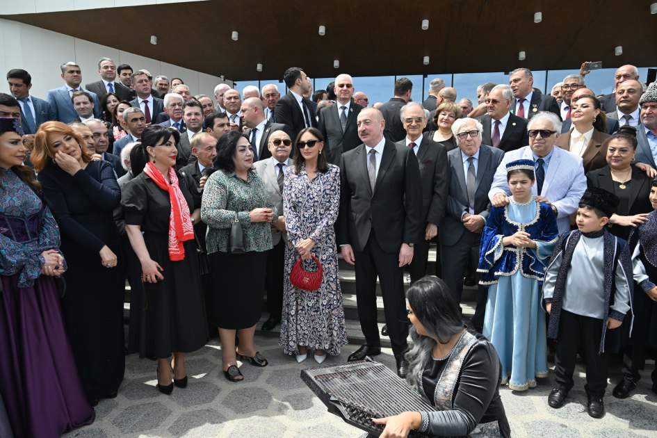 Prezident və xanımı Ağdamda incəsənət xadimləri ilə BİR ARADA - FOTO/VİDEO Prezident və xanımı Ağdamda incəsənət xadimləri ilə BİR ARADA - FOTO/VİDEO