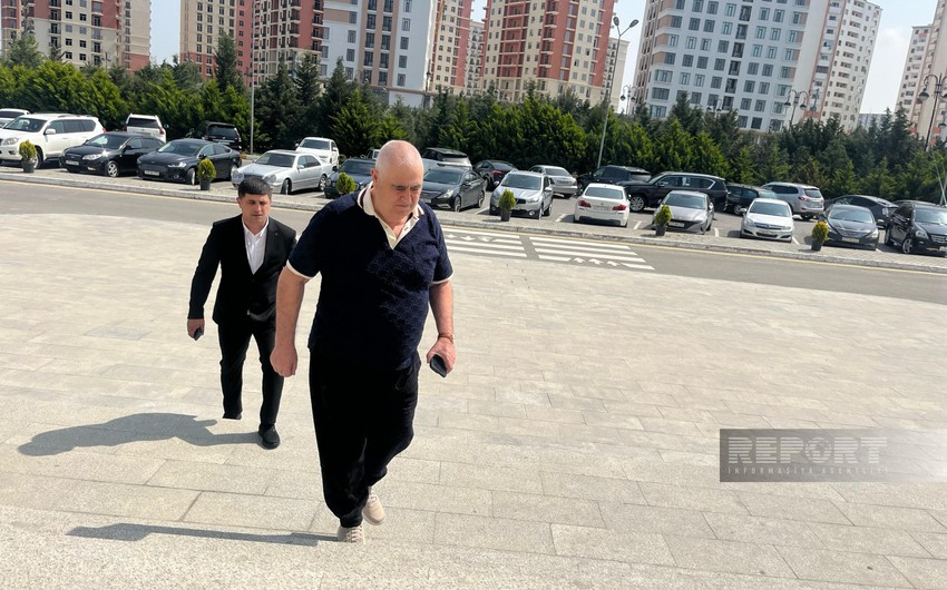 Şərurlu İsfəndiyar məhkəməyə gəldi Şərurlu İsfəndiyar məhkəməyə gəldi