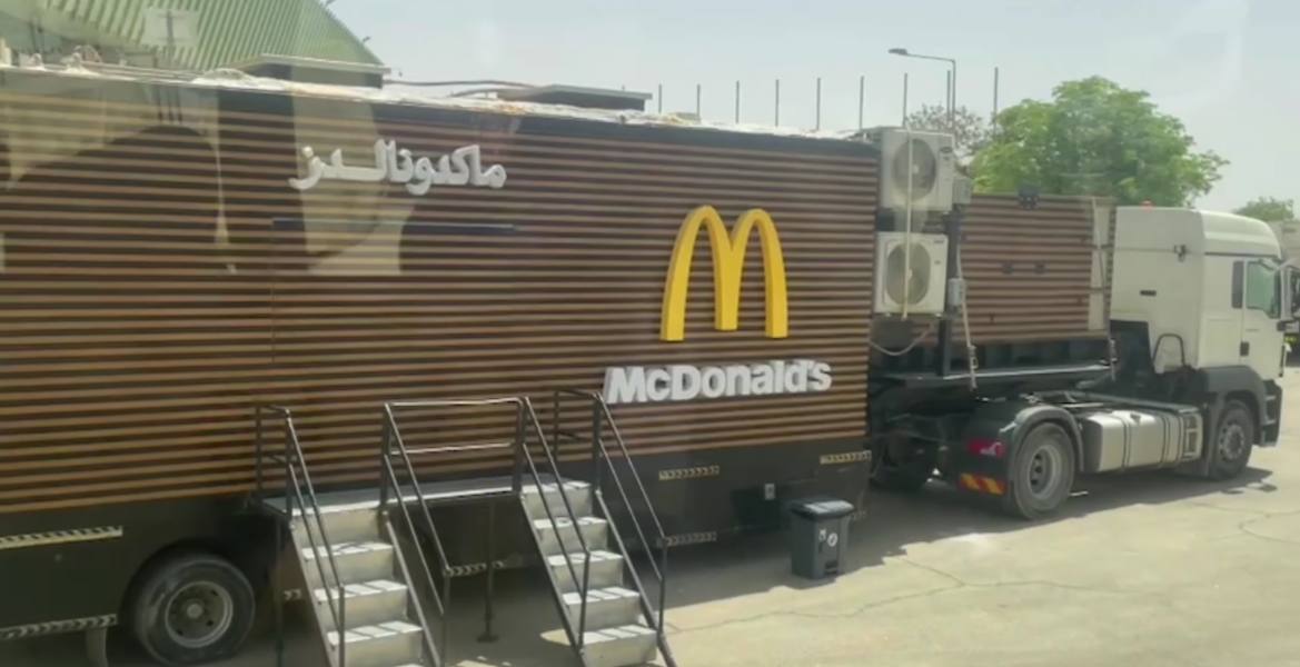 Tramp üçün Səudiyyə Ərəbistanında daşınabilən “McDonald's” QURAŞDIRILDI - VİDEO