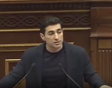 Köçəryanın oğlu Ermənistan parlamentində DAVA SALDI - VİDEO Köçəryanın oğlu Ermənistan parlamentində DAVA SALDI - VİDEO