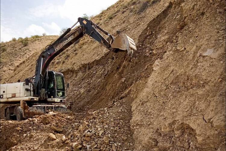 Avtomobil yoluna düşən qaya parçaları hərəkəti məhdudlaşdırdı - FOTO