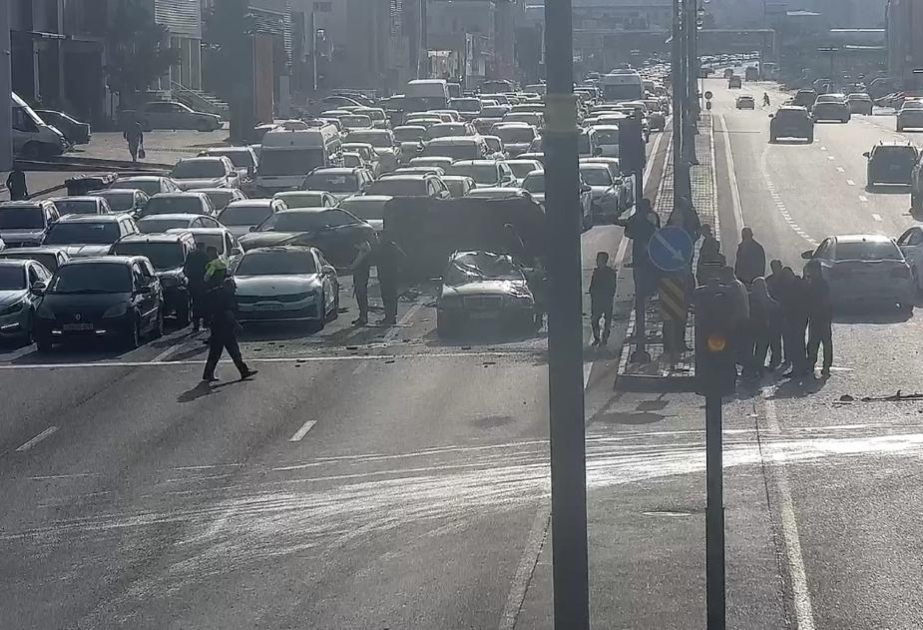 Babək prospektində qəza: SIXLIQ YARANDI