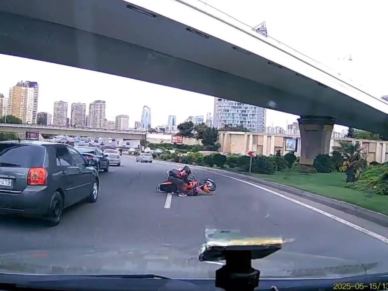 Bakıda motosiklet arakəsməyə çırpıldı – ANBAAN VİDEO Bakıda motosiklet arakəsməyə çırpıldı – ANBAAN VİDEO
