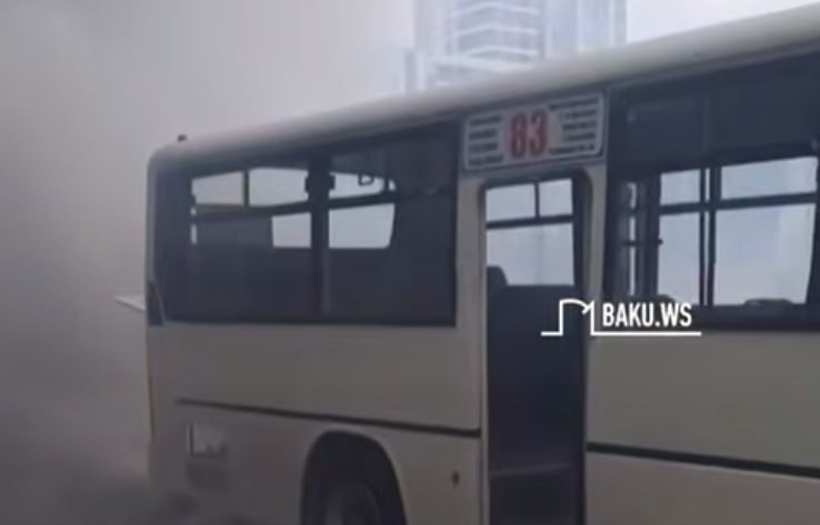 Bakıda içində sərnişinlər olan avtobus QORXU SAÇDI - Ətrafı tüstü bürüdü – VİDEO