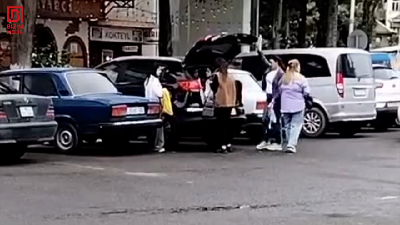 Qadın sürücüdən qayda pozuntusu – 3 uşağı avtomobilin “baqaj”ında DAŞIDI – VİDEO