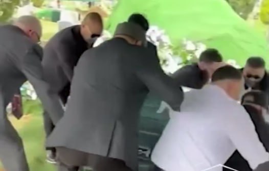 Qəbir çökdü, tabutu daşıyanlar məzara düşdü – VİDEO
