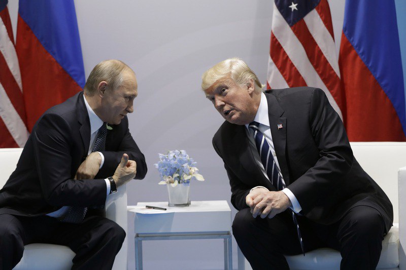 Putin Trampla musiqi məktəbində telefon danışığı aparır - VİDEO Putin Trampla musiqi məktəbində telefon danışığı aparır - VİDEO
