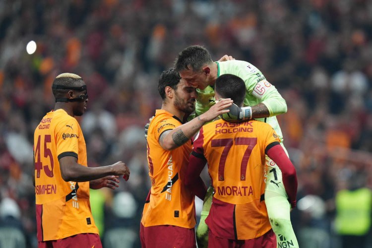 Muslera “Qalatasaray”dan AYRILIR Muslera “Qalatasaray”dan AYRILIR