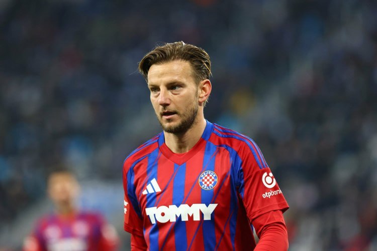 Məşhur futbolçu karyarasını BAŞA VURUR