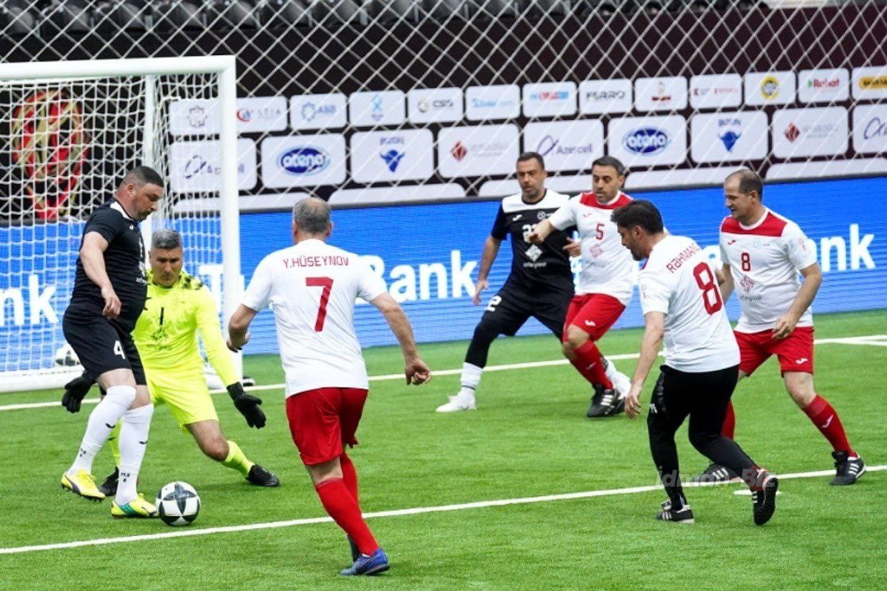 Azərbaycan futbolunun əfsanələri arasında oyun keçirildi - VİDEO