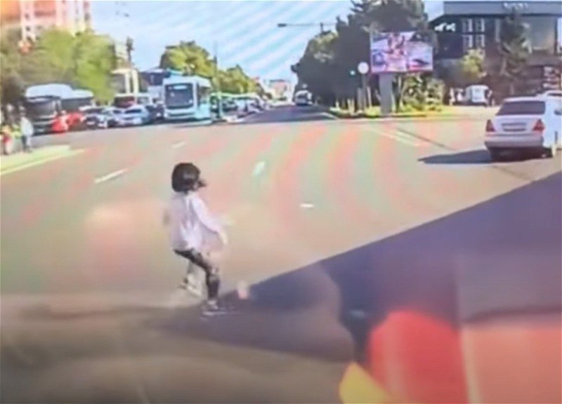 Bakıda uşaq ölümdən son anda qurtuldu – VİDEO Bakıda uşaq ölümdən son anda qurtuldu – VİDEO