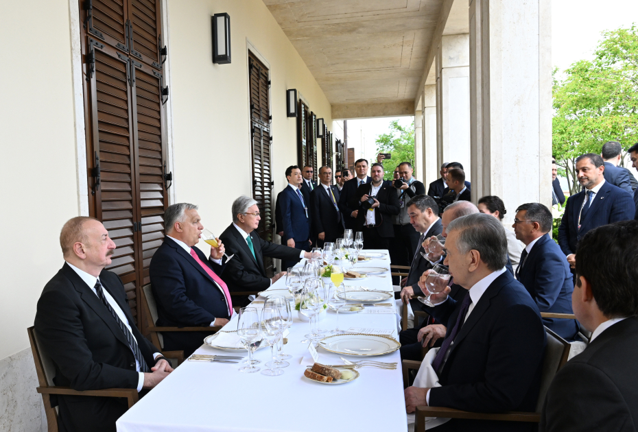 Budapeştdə TDT liderlərinin şərəfinə RƏSMİ LANÇ – FOTO Budapeştdə TDT liderlərinin şərəfinə RƏSMİ LANÇ – FOTO