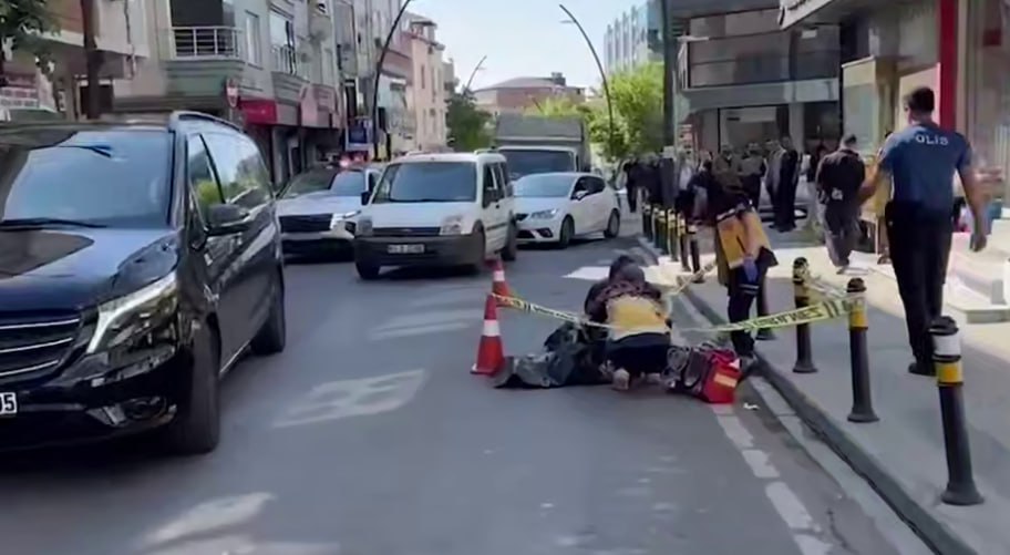 İstanbulda huşunu itirən azərbaycanlı avtobusun altında qaldı – ANBAAN VİDEO İstanbulda huşunu itirən azərbaycanlı avtobusun altında qaldı – ANBAAN VİDEO