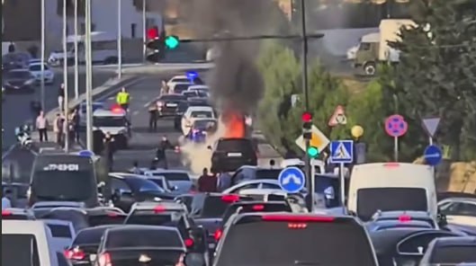 Bakıda “JEEP” yolun ortasında ALOVLANDI – VİDEO Bakıda “JEEP” yolun ortasında ALOVLANDI – VİDEO
