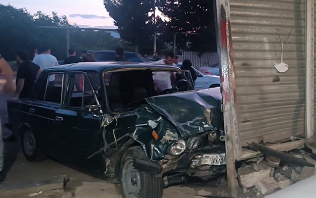 Tovuzda avtomobil təmir sexinə çırpıldı - FOTO