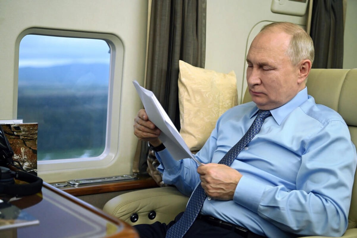 Ukrayna dronu Putinin helikopterinə hücum edib? Ukrayna dronu Putinin helikopterinə hücum edib?