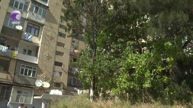 Bakıda binada ilanlar kök salıb - Sakinlər təşvişdə - VİDEO