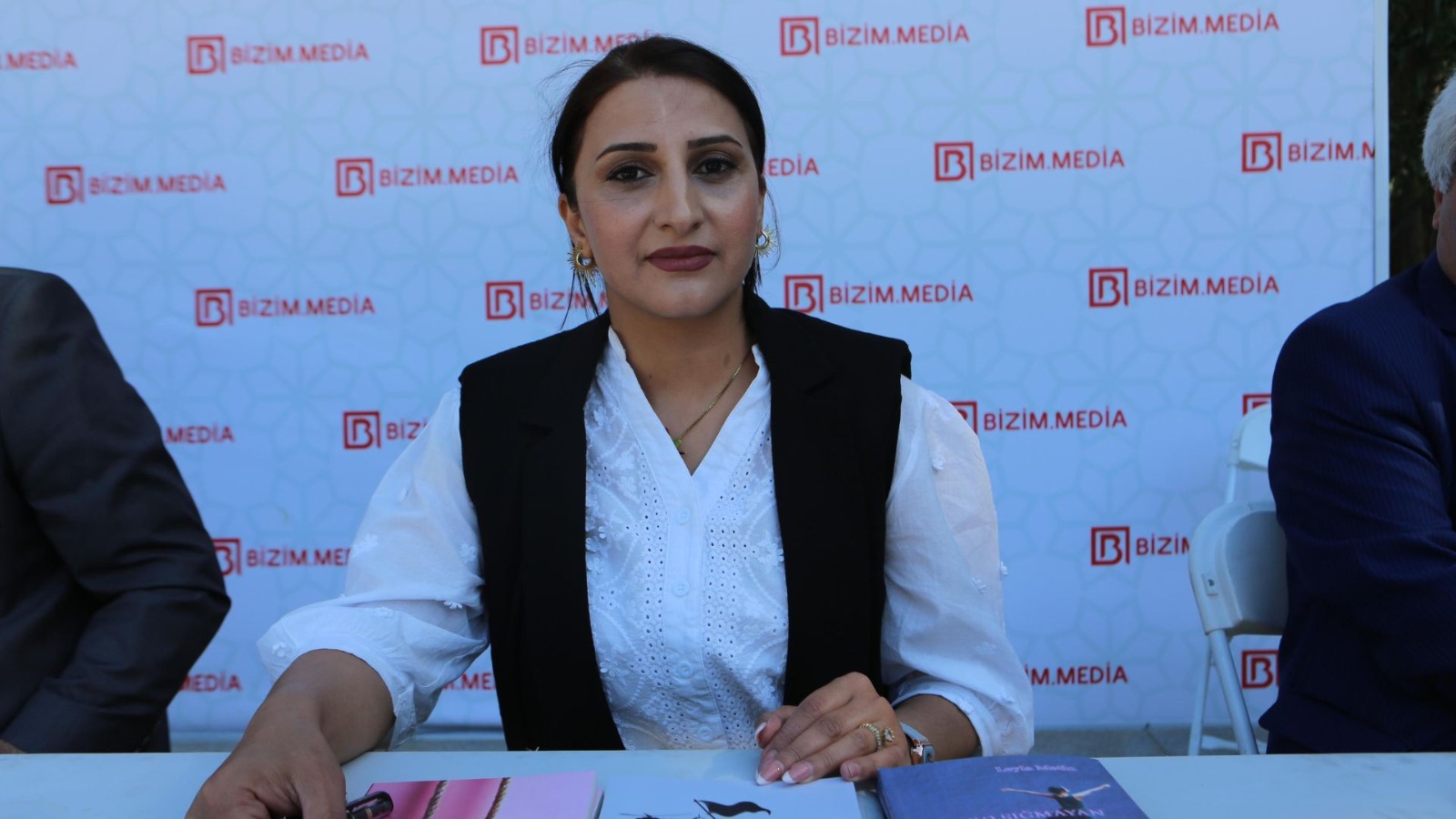 Leyla Mətinin kitabları festivalda sərgiləndi – FOTO