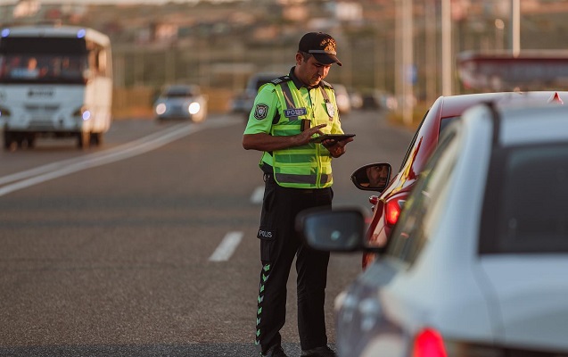 Yol polisini təhdid edən sürücü HƏBS EDİLDİ - FOTO/VİDEO