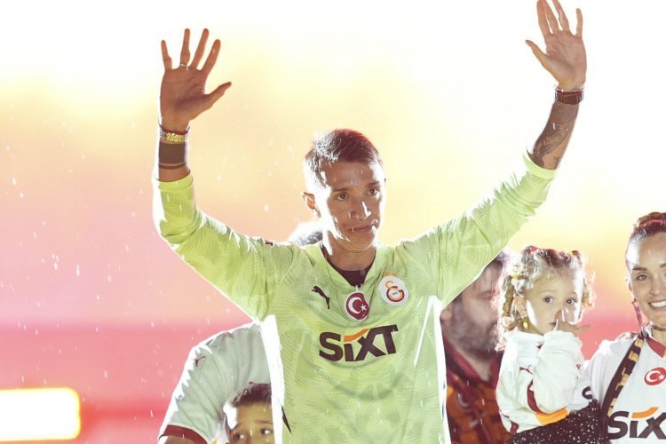 Məşhur qapıçı “Qalatasaray”dan AYRILIR