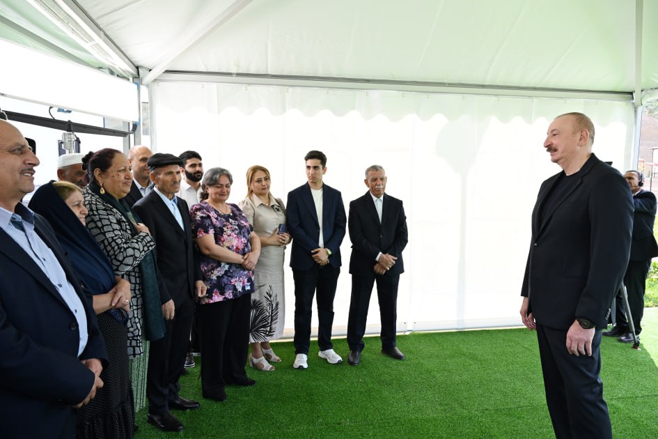 Prezidentdən Bəylik sakinlərinə: “May ayı sizin üçün ikiqat bayram ayı olacaq” Prezidentdən Bəylik sakinlərinə: “May ayı sizin üçün ikiqat bayram ayı olacaq”