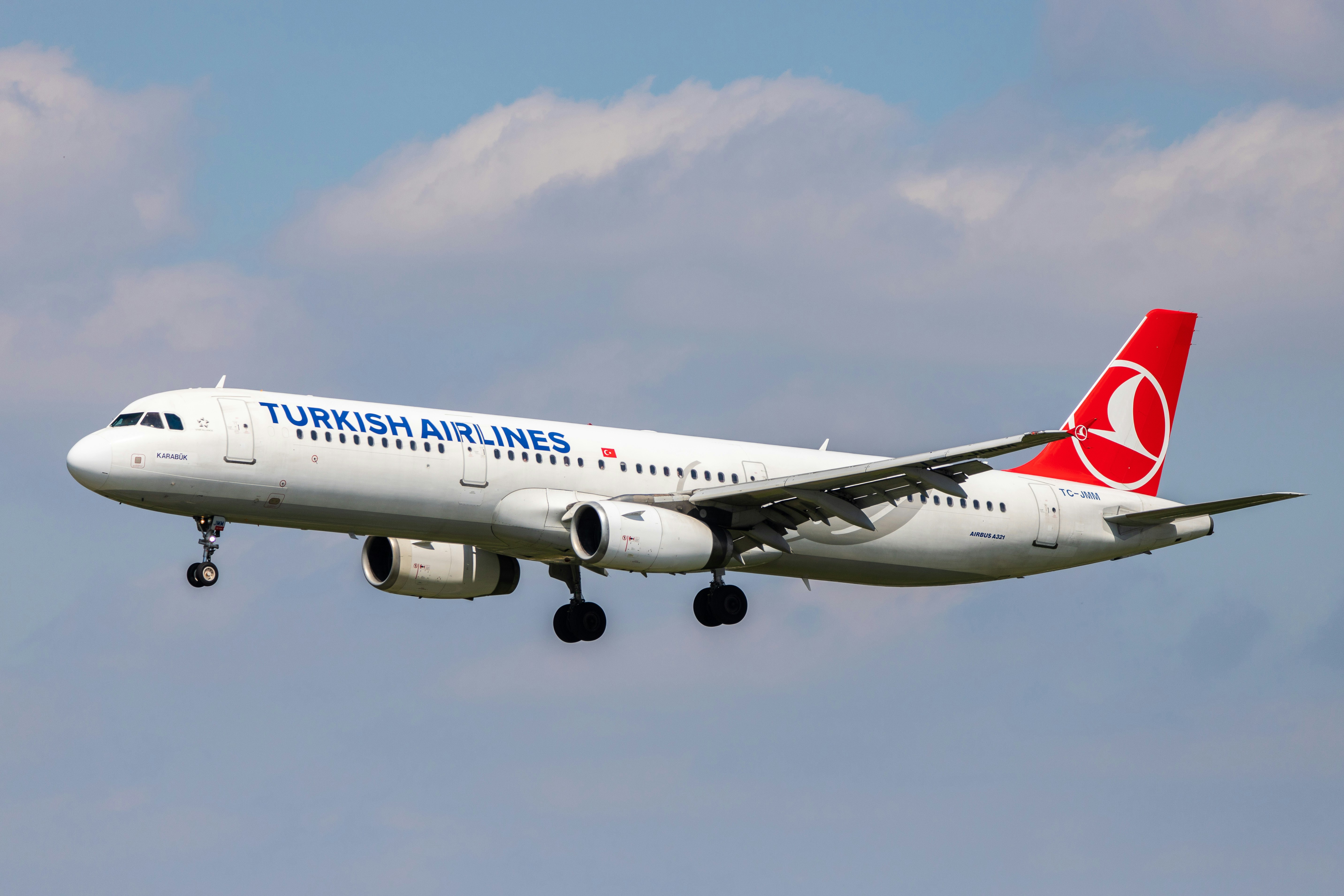 İstanbuldan Tbilisiyə uçan təyyarə Bakı aeroportuna məcburi ENİŞ ETDİ