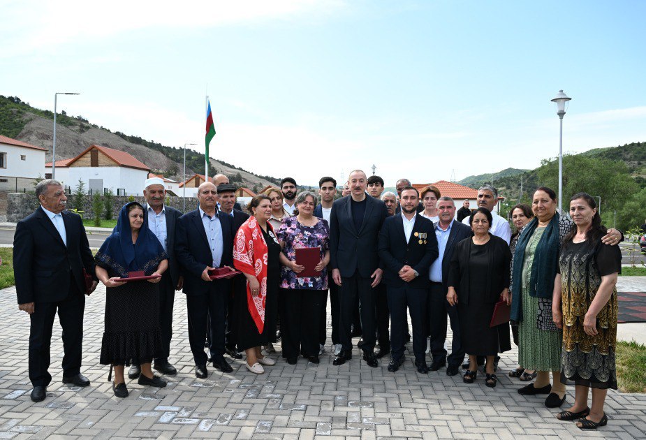 Prezidentin sosial şəbəkə hesablarında Laçın sakinləri ilə görüşündən VİDEO paylaşıldı