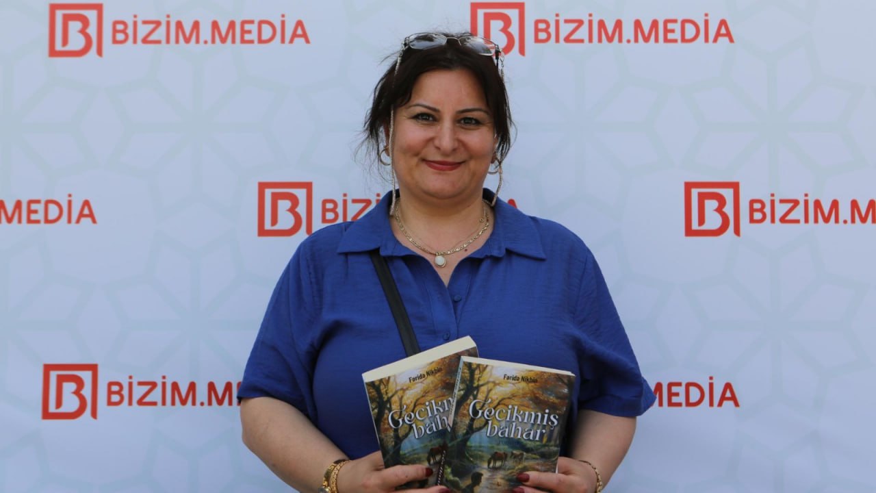 Fəridə Nikbin "Gecikmiş Bahar" kitabını oxucuları üçün imzaladı - FOTO