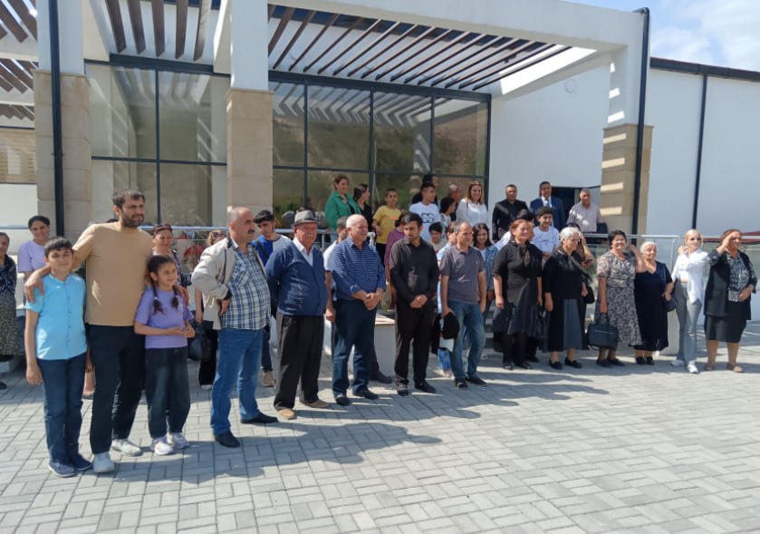 Bəylik kəndinə köçən sakinlərə evlərinin açarları verildi - FOTO