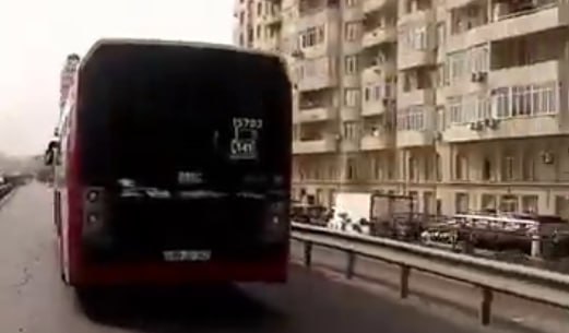 “Bakubus” avtobusundakı nasazlıq böyük tıxaca səbəb oldu – VİDEO “Bakubus” avtobusundakı nasazlıq böyük tıxaca səbəb oldu – VİDEO