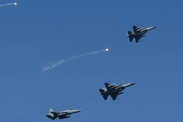Hindistan qırıcı təyyarələrinin itirildiyini etiraf etdi Hindistan qırıcı təyyarələrinin itirildiyini etiraf etdi