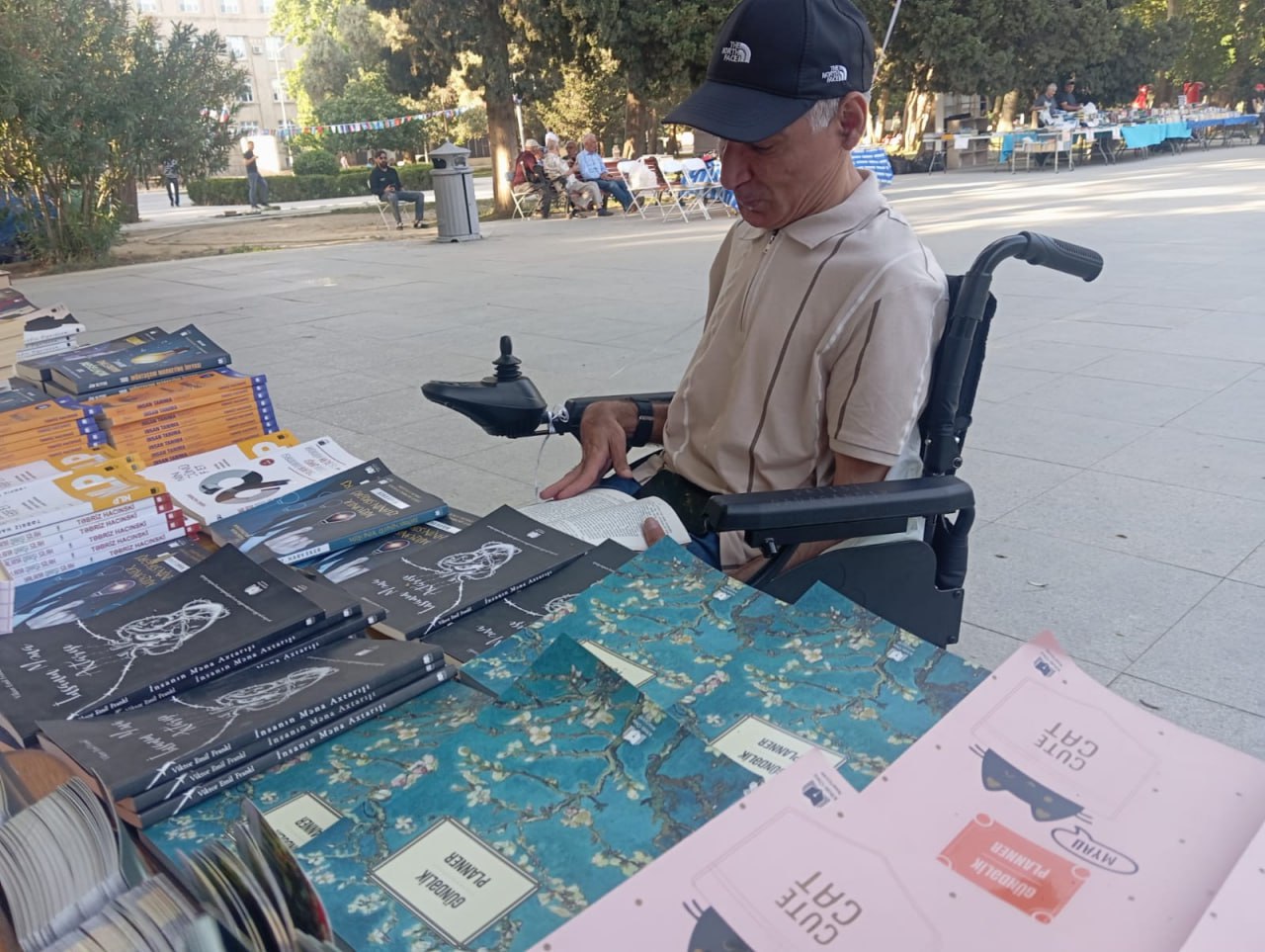 Fiziki məhdudiyyətli iştirakçının qətiyyəti və kitaba olan sevgisi - FOTO Fiziki məhdudiyyətli iştirakçının qətiyyəti və kitaba olan sevgisi - FOTO