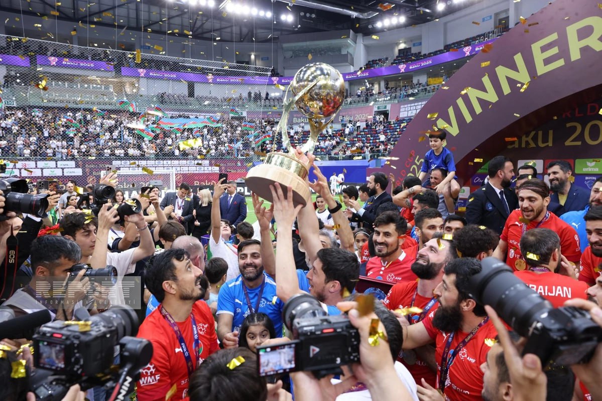 Minifutbol üzrə dünya çempionu olan Azərbaycan millisi mükafatlandırıldı - VİDEO Minifutbol üzrə dünya çempionu olan Azərbaycan millisi mükafatlandırıldı - VİDEO