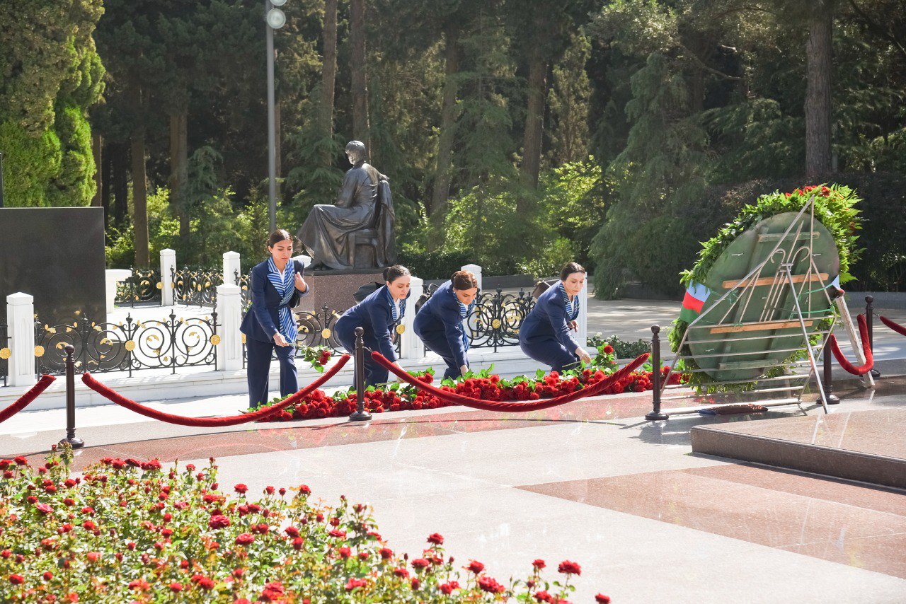AZAL kollektivi Fəxri xiyabanı ziyarət etdi – FOTO AZAL kollektivi Fəxri xiyabanı ziyarət etdi – FOTO