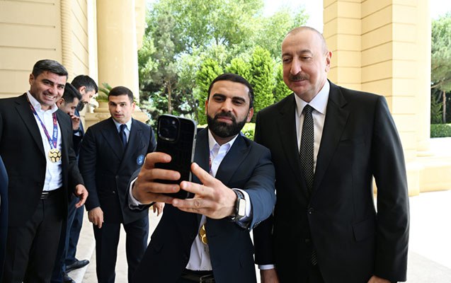 Prezident bütün futbolçularla selfi çəkdirdi – VİDEO Prezident bütün futbolçularla selfi çəkdirdi – VİDEO